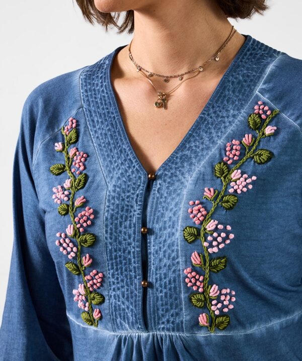 非凡刺繡V領上衣